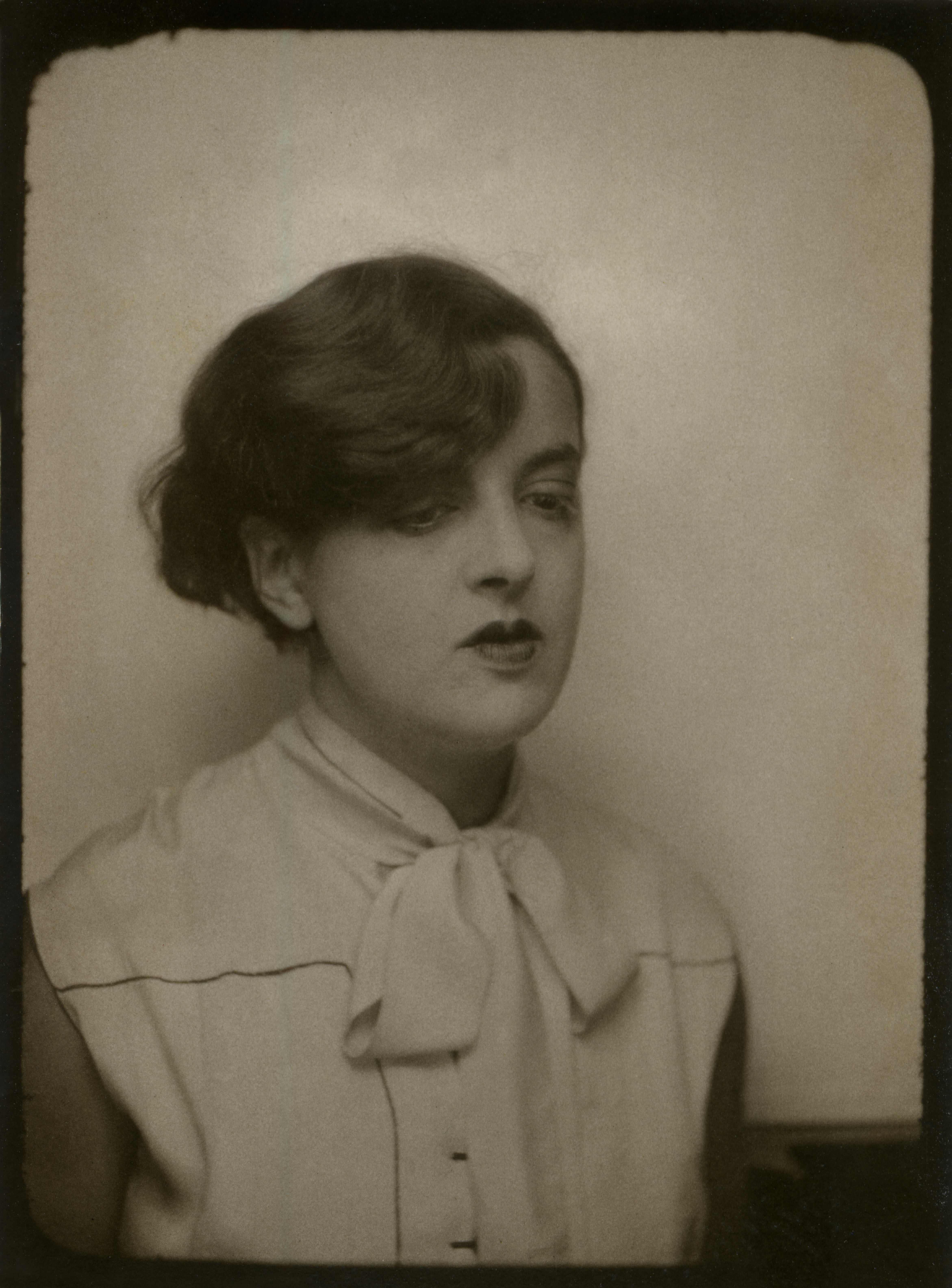 Simone Breton, c. 1925 (photographie © Archives Simone Kahn)